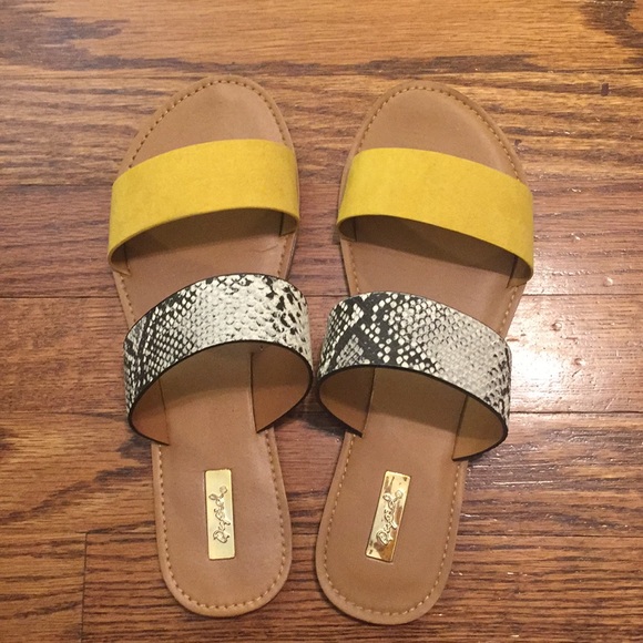 Qupid Shoes - Animal print slides